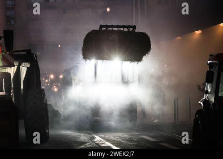 Bordeaux, Francia. 25 gennaio 2024. Gli agricoltori si riuniscono per scaricare il letame di fronte alla prefettura della Gironde a Bordeaux, nella Francia sud-occidentale, il 25 gennaio 2024. I potenti sindacati agricoli francesi hanno chiesto azioni concrete da parte del governo per affrontare le loro lamentele, che, secondo loro, includono oneri finanziari eccessivi e norme di tutela ambientale, nonché prezzi insufficienti per i loro prodotti. Foto di Thibaud Moritz/ABACAPRESS.COM Credit: Abaca Press/Alamy Live News Foto Stock