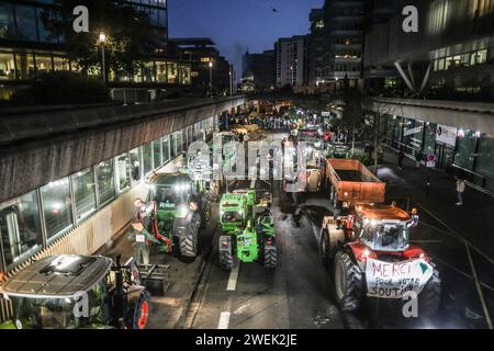 Bordeaux, Francia. 25 gennaio 2024. Gli agricoltori scaricano letame durante una protesta davanti alla prefettura della Gironde a Bordeaux, nella Francia sud-occidentale, il 25 gennaio 2024. I potenti sindacati agricoli francesi hanno chiesto azioni concrete da parte del governo per affrontare le loro lamentele, che, secondo loro, includono oneri finanziari eccessivi e norme di tutela ambientale, nonché prezzi insufficienti per i loro prodotti. Foto di Thibaud Moritz/ABACAPRESS.COM Credit: Abaca Press/Alamy Live News Foto Stock