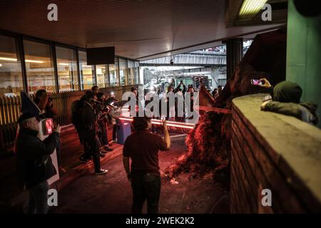 Bordeaux, Francia. 25 gennaio 2024. Gli agricoltori scaricano letame durante la protesta degli agricoltori davanti alla prefettura della Gironde a Bordeaux, Francia sud-occidentale, il 25 gennaio 2024. I potenti sindacati agricoli francesi hanno chiesto azioni concrete da parte del governo per affrontare le loro lamentele, che, secondo loro, includono oneri finanziari eccessivi e norme di tutela ambientale, nonché prezzi insufficienti per i loro prodotti. Foto di Thibaud Moritz/ABACAPRESS.COM Credit: Abaca Press/Alamy Live News Foto Stock