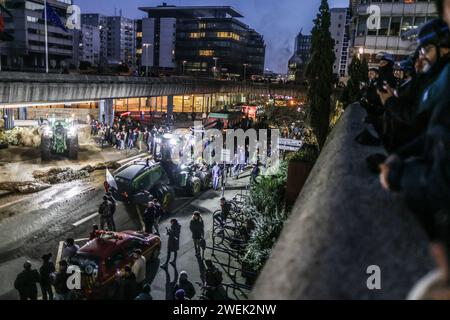 Bordeaux, Francia. 25 gennaio 2024. Gli agricoltori scaricano letame durante una protesta davanti alla prefettura della Gironde a Bordeaux, nella Francia sud-occidentale, il 25 gennaio 2024. I potenti sindacati agricoli francesi hanno chiesto azioni concrete da parte del governo per affrontare le loro lamentele, che, secondo loro, includono oneri finanziari eccessivi e norme di tutela ambientale, nonché prezzi insufficienti per i loro prodotti. Foto di Thibaud Moritz/ABACAPRESS.COM Credit: Abaca Press/Alamy Live News Foto Stock