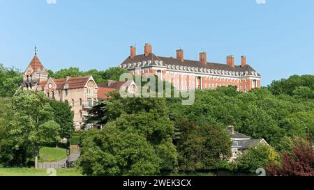 RICHMOND-UPON-THAMES, LONDRA, Regno Unito - 24 MAGGIO 2010: Vista del Petersham Hotel (a sinistra) e della Royal Star and Garter Home (a destra) sulla Richmond Hill Foto Stock