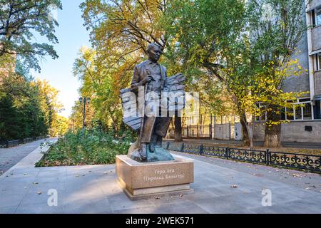 Una statua del famoso scrittore tedesco di studi, Herold, Gerold Belger. Ad Almaty, Kazakistan. Foto Stock