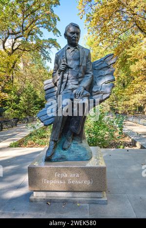 Una statua del famoso scrittore tedesco di studi, Herold, Gerold Belger. Ad Almaty, Kazakistan. Foto Stock