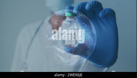 Immagine del globo con lo scienziato che tiene il vaccino covid-19 e indossa maschere facciali Foto Stock