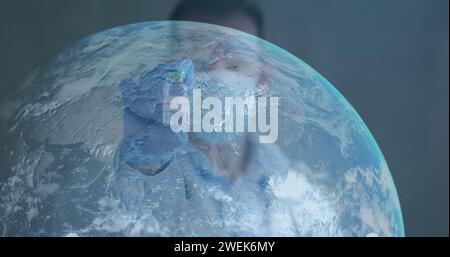 Immagine del globo con lo scienziato che tiene il vaccino covid-19 e indossa maschere facciali Foto Stock