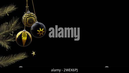 Baule nere e dorate che oscillano sull'albero di natale con stelle dorate su sfondo nero, spazio copia Foto Stock