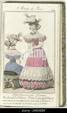 Piccola posta delle signore, 15 febbraio 1827, No. 449: Abito in raso guarnito con un soffio di raso ..., 1827 donna in piedi vestita con un abito di raso decorato con un "bouffant" di raso e una volant di bionda (bobbin). Sulla testa un turbante di crèpe e raso decorato con aigrettes e braccialetti, dai negozi Mure. Figura nello stesso vestito, vista sul retro, seduta su un tabouret. Stampa dalla rivista di moda Petit Courrier des Dames (1821-1868). Legato (con qualche pp. Le Journal des Dames et des Modes). Dal 15 gennaio 1827 al 20 marzo 1830. Incompleto. lastre di moda per incisioni in carta. dres Foto Stock