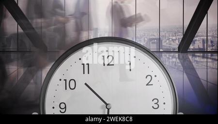 Immagine di un orologio su persone diverse che camminano per lavoro Foto Stock