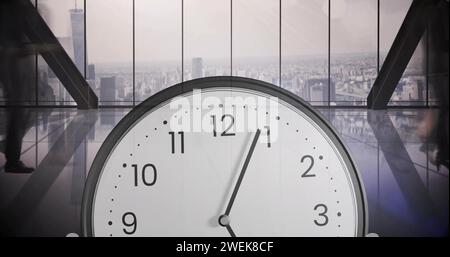 Immagine di un orologio su persone diverse che camminano per lavoro Foto Stock