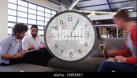 Immagine dell'orologio che scorre su diversi uomini d'affari in ufficio Foto Stock