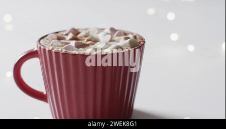 Una tazza rossa ripiena di cioccolata calda e marshmallow, con spazio copia Foto Stock