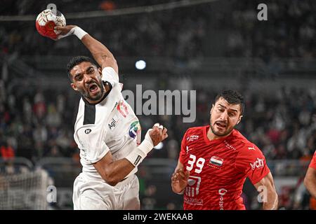 Cairo, Egitto. 25 gennaio 2024. Oussama Hosni (L) della Tunisia compete durante la semifinale tra Egitto e Tunisia al Campionato Africano di pallamano maschile 2024 al Cairo, in Egitto, il 25 gennaio 2024. Credito: Ahmed Gomaa/Xinhua/Alamy Live News Foto Stock