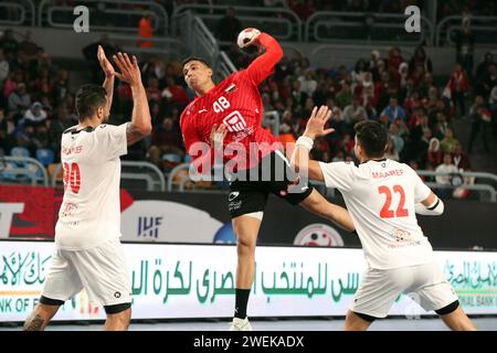 Cairo, Egitto. 25 gennaio 2024. L'egiziano Mohab Abdelhak (C) compete durante la semifinale tra Egitto e Tunisia al Campionato africano di pallamano maschile 2024 al Cairo, in Egitto, il 25 gennaio 2024. Credito: Ahmed Gomaa/Xinhua/Alamy Live News Foto Stock