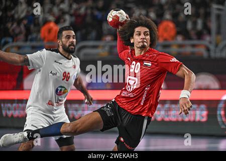 Cairo, Egitto. 25 gennaio 2024. Ali Mohamed (R), egiziano, partecipa alla semifinale tra Egitto e Tunisia al Campionato africano di pallamano maschile 2024 al Cairo, in Egitto, il 25 gennaio 2024. Credito: Ahmed Gomaa/Xinhua/Alamy Live News Foto Stock