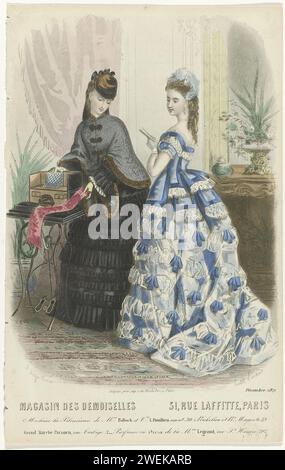 Negozio demoiselle, dicembre 1871: Macchina la Silencieus (...), 1871 due donne all'interno, la piega con mantello mostra il funzionamento della serratura. L'altra donna è vestita con un vestito con la coda. Sotto la performance alcune righe di testo pubblicitario per prodotti diversi. Stampa dalla rivista di moda Magasin des Demoiselles (1844-1896). lastre di moda per incisioni in carta. abito, abito (+ abiti da donna). copricapo (+ abiti da donna). guanti, guanti, ecc. (+ vestiti da donna). orecchini (+ vestiti da donna). fan (+ vestiti da donna). cappotto (+ abiti da donna). macchina da cucire Foto Stock