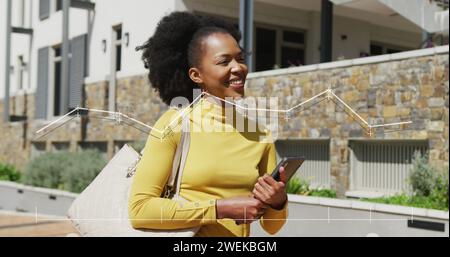 Immagine dei collegamenti con l'elaborazione dei dati su una donna d'affari afroamericana Foto Stock