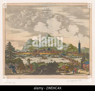 Vista di una città in Cina, Anonymous, 1670 stampa Una processione di mercanti e viaggiatori con cammelli, asini e carri di bue da e per la città attraverso un ponte. Dietro la città di formazioni rocciose. Prospetto di incisione su carta della città, panorama della città, sagoma della città cinese Foto Stock