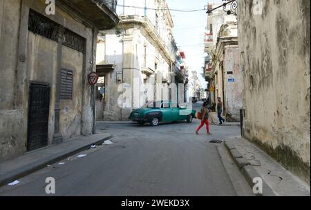 Camminando lungo Cuba Street all'incrocio di Luz Street nell'Avana vecchia, Cuba. Foto Stock