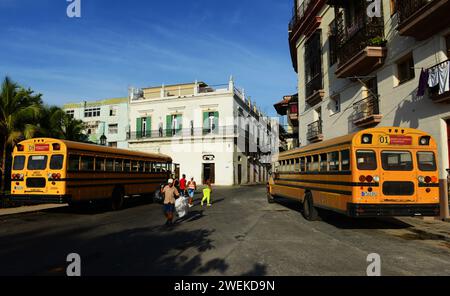 Un bell'edificio vecchio all'angolo tra le strade Luz e Oficios a l'Avana Vecchia, Cuba. Foto Stock