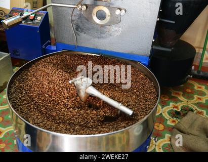 Tostatura di chicchi di caffè al Café o'Reilly a l'Avana vecchia, Cuba. Foto Stock