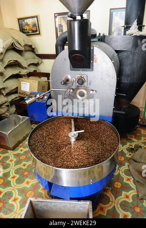 Tostatura di chicchi di caffè al Café o'Reilly a l'Avana vecchia, Cuba. Foto Stock