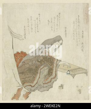 Donna che suona il Koto, c. 1815 - c. 1820 stampa Una donna di corte seduta suona sul Koto (strumento a corda giapponese). Indossa un kimono associato al periodo Heian (794-1185). Sul pavimento accanto a lei una scatola per i pletri che vengono indossati sulle dita mentre si gioca il koto. Con tre poesie. il colore della carta incisione su legno fa musica; musicista con strumento. donna adulta Foto Stock