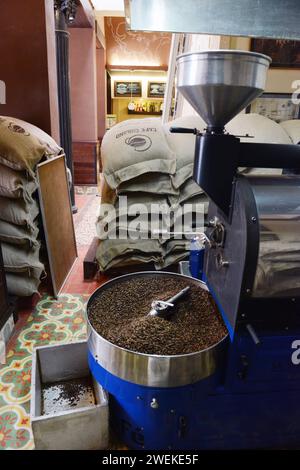Tostatura di chicchi di caffè al Café o'Reilly a l'Avana vecchia, Cuba. Foto Stock