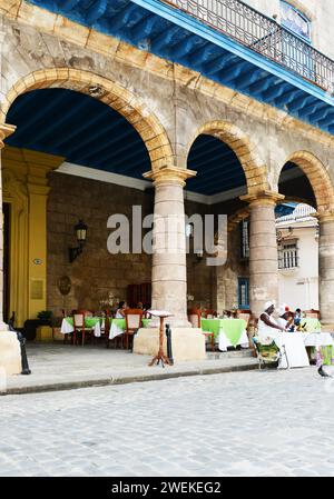 Plaza De la Cathedral nella città vecchia di l'Avana, Cuba. Foto Stock