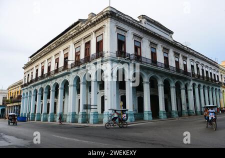 Beautiufl edifici coloniali a l'Avana, Cuba. Foto Stock