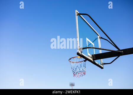 Canestro da basket all'aperto con sfondo blu nell'arena pubblica. Foto Stock