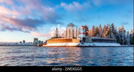 Stanley Park, centro di Vancouver. Alba invernale coperta di neve. Foto Stock