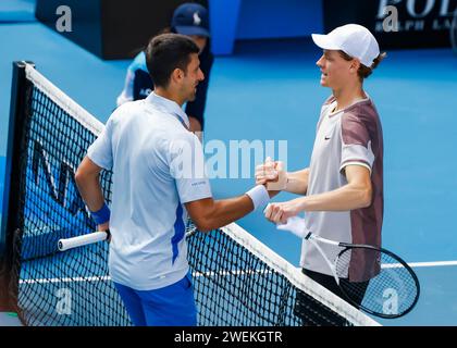 Melbourne, Australia. 26esimo. Gennaio 2024. L-R. Novak Djokovic (SRB) si congratula con il tennista italiano Jannik Sinner per la sua vittoria al torneo Australian Open di Melbourne Park venerdì 26 gennaio 2024. © Juergen Hasenkopf / Alamy Live News Foto Stock