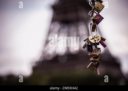 Un set di serrature appese a un gancio all'aperto Foto Stock