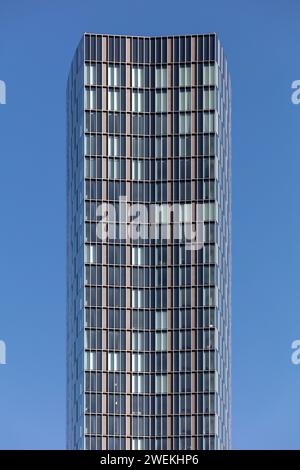 Ritratto immagine artistica dei livelli più alti della torre residenziale Blade a Manchester, Regno Unito. Preso in una giornata di sole e cielo blu Foto Stock