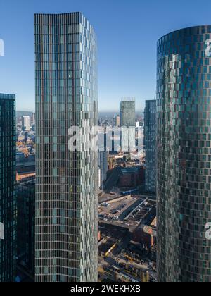 Immagine aerea della torre residenziale Blade con Three60, parte dello sviluppo di New Jackson con Beetham Tower e il centro di Manchester Foto Stock