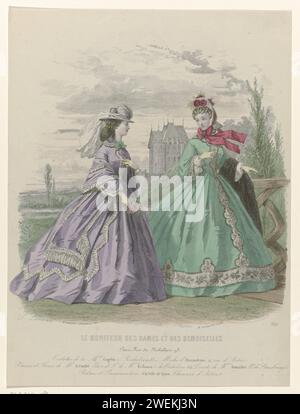 Un'esplosione di riviste di moda, c. 1863 due donne all'aria aperta. A sinistra: "Toilette the campaign". Vestire e sciarpa con un lato taf e un abbigliamento laterale taf bianco. A destra: 'Toilette de Ville'. Lato TAF e abito "Bavolet" di Tulle esagerato con bionda (bobina). Cappello di tulle ricamato, decorato con nastri 'Formant Fancchon et Brides'. Secondo la didascalia: "Servizi igienici" di Maison Gagelin. "Modes" di Alexandrine. Sotto alcune righe di testo pubblicitario per prodotti diversi. Stampa dalla rivista di moda monitor des Dames et des Demoiselles (1854-1902). La stessa impronta è stata pubblicata Foto Stock