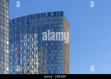 Immagine dei livelli più alti della torre residenziale Blade a Manchester, Regno Unito. Parte del più ampio sviluppo di New Jackson, preso in una giornata soleggiata e blu del cielo Foto Stock