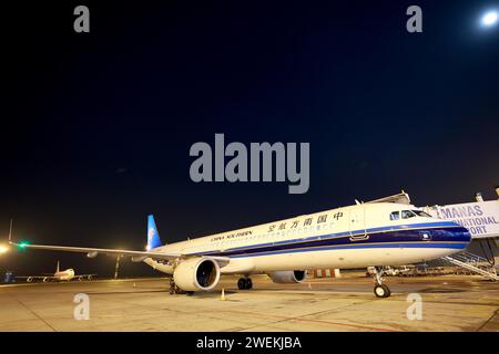 Pechino, Cina. 24 gennaio 2024. Questa foto scattata il 24 gennaio 2024 mostra il primo volo Pechino-Bishkek-Pechino in arrivo all'Aeroporto Internazionale Manas di Bishkek, in Kirghizistan. Crediti: Roman/Xinhua/Alamy Live News Foto Stock