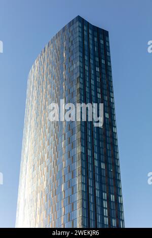 Immagine dei livelli più alti della torre residenziale Blade a Manchester, Regno Unito. Parte del più ampio sviluppo di New Jackson, preso in una giornata soleggiata e blu del cielo Foto Stock