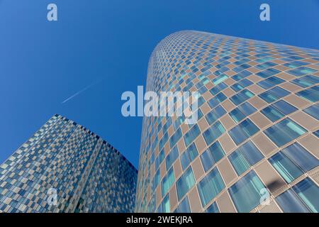 Torre residenziale Three60, parte del più ampio sviluppo di New Jackson a Manchester, nel Regno Unito, con il Blade sullo sfondo e un aereo sopra Foto Stock