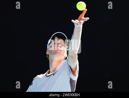 Melbourne, Australia. 26 gennaio 2024. Jannik Sinner d'Italia serve durante la semifinale di singolare maschile contro la Serbia Novak Djokovic al torneo di tennis Australian Open di Melbourne, Australia, 26 gennaio 2024. Crediti: Chu Chen/Xinhua/Alamy Live News Foto Stock