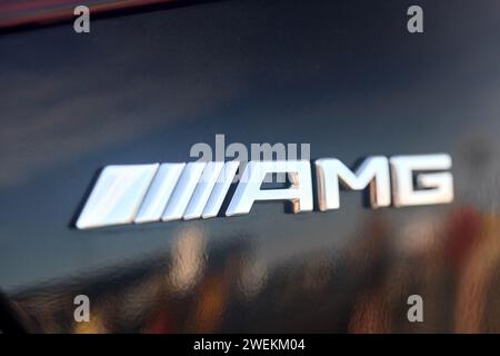 Berlino, Germania - 20 agosto 2022: Primo piano della messa a fuoco selettiva dell'emblema del logo Mercedes-Benz AMG Silver SLS Chrome AMG. Foto Stock