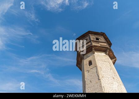 Acqua vecchia torre contro il cielo blu. Foto Stock