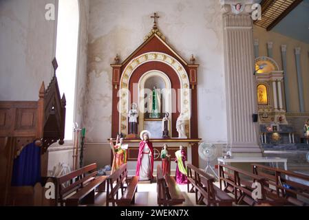 Statua di Gesù sull'altare presso le rovine di Oslob ( Museo Oslob ) o chiesa parrocchiale di Oslob , Cebu nelle Filippine. Si tratta di un magnifico edificio costruito in corallo. Foto Stock