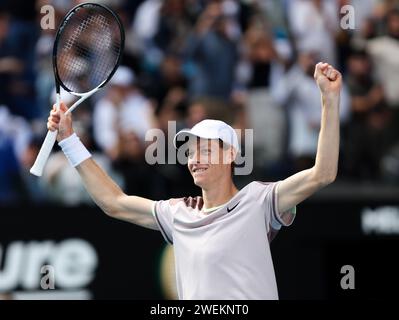 Melbourne, Australia. 26 gennaio 2024. Jannik Sinner d'Italia festeggia dopo aver vinto la semifinale del singolo maschile contro Novak Djokovic della Serbia al torneo di tennis Australian Open di Melbourne, Australia, 26 gennaio 2024. Crediti: Ma Ping/Xinhua/Alamy Live News Foto Stock
