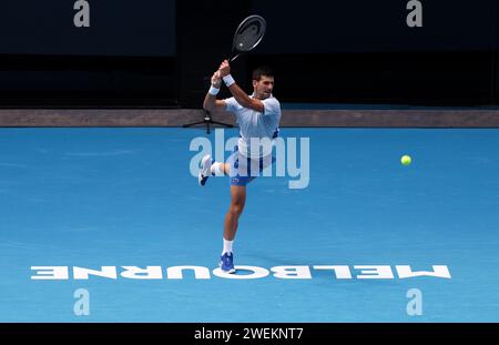 Melbourne, Australia. 26 gennaio 2024. La Serbia Novak Djokovic fa un ritorno durante la semifinale maschile contro Jannik Sinner, all'Australian Open di Melbourne, Australia, 26 gennaio 2024. Crediti: Ma Ping/Xinhua/Alamy Live News Foto Stock