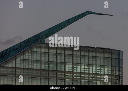 Il dorso del tetto in rame e le vetrate dell'edificio Urbis, che ospita il National Football Museum di Manchester, Regno Unito. Preso su una bella. buon pomeriggio Foto Stock