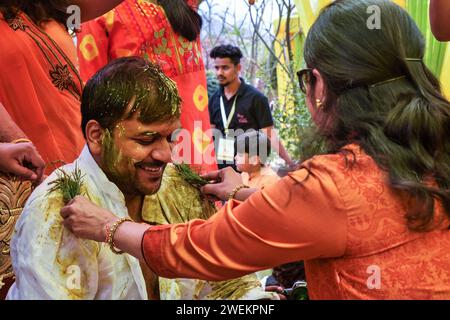 Matrimonio indiano, cerimonia Haldi, sposo che applica curcuma, India, SIGNOR#773A Foto Stock