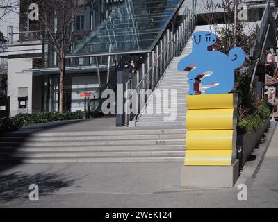 TOKYO, GIAPPONE - 26 gennaio 2024: Statua di fronte al Miyashita Park di Shibuya. Foto Stock