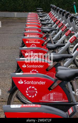 Santander biciclette a noleggio a Central Milton Keynes, Regno Unito; l'azienda ha una lunga associazione con la città con la sua sede centrale lì. Foto Stock